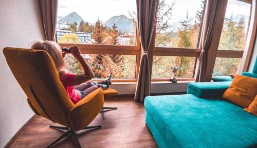 Apartment with Mountain View