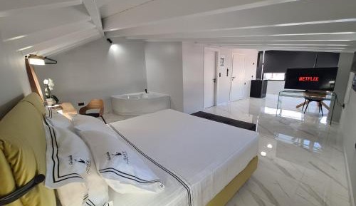Deluxe Suite with Spa Bath
