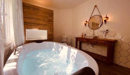 Studio with Spa Bath