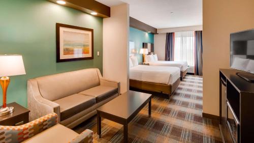Queen Suite with Two Queen Beds and Sofa Bed - Non-Smoking