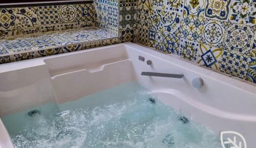 Queen Room with Spa Bath