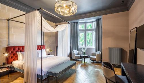 Deluxe Double Room (2 Adults + 1 Child)