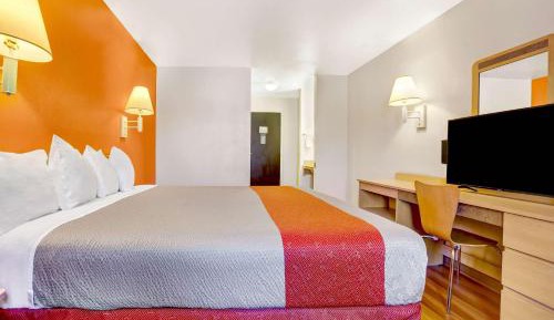 Deluxe King Room - Non-Smoking