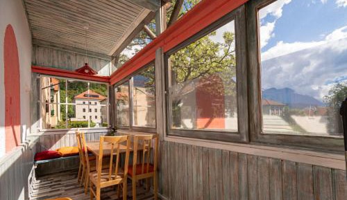 Apartment with Mountain View