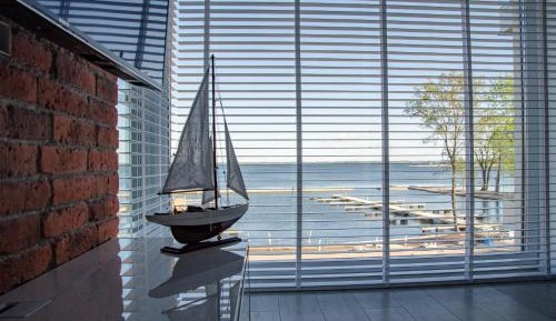 One-Bedroom Apartment with Lake View