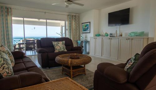 Four-Bedroom Apartment with Balcony 