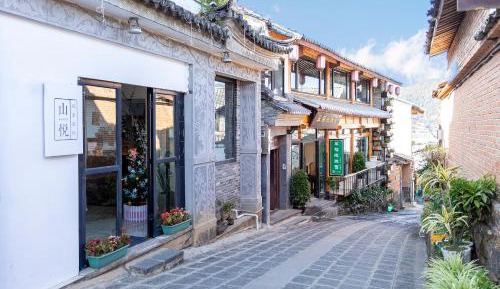 Suite with Mountain View