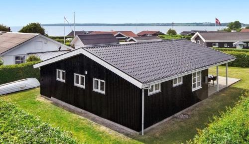 Three-Bedroom Holiday Home 