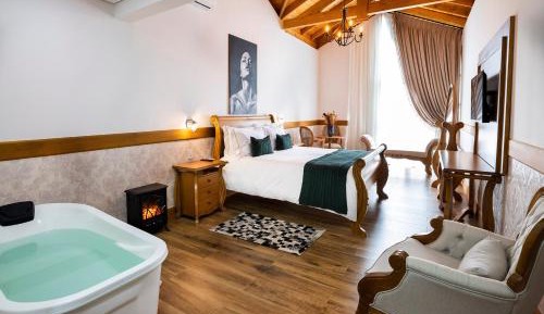 Deluxe Queen Suite