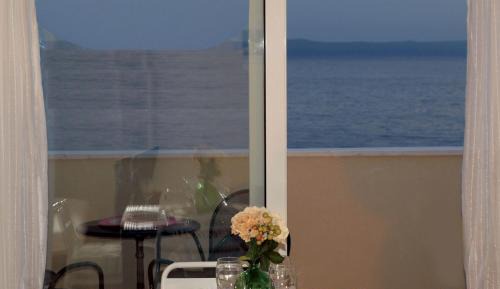 Studio with Balcony and Sea View (3 Adults)
