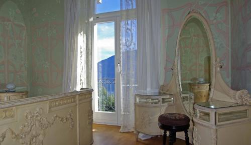 Double Room with Balcony and Lake View
