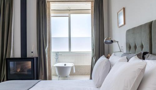 Deluxe King Suite