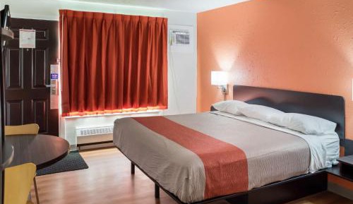 Deluxe King Room - Non-Smoking