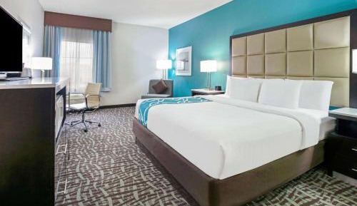 King Room with Bath Tub - Mobility/Hearing Accessible - Non-Smoking