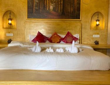 Deluxe Double Room with Side Sea View