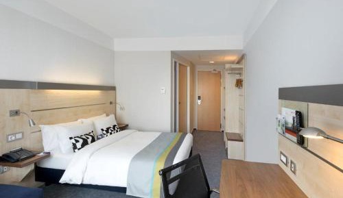 Standard Queen Room - Low Floor