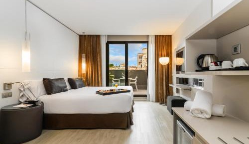 Urban terrace room includes one access to the spa per person per stay