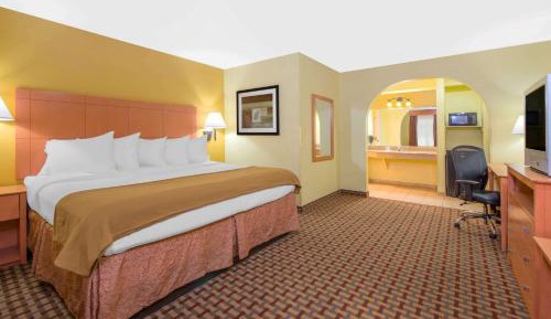 King Room with Roll-In Shower - Mobility/Hearing Accessible - Non-Smoking