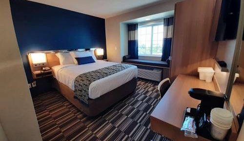 Queen Room with One Queen Bed - Mobility Accessible - Tub with Grab Bars - West View - Non-Smoking