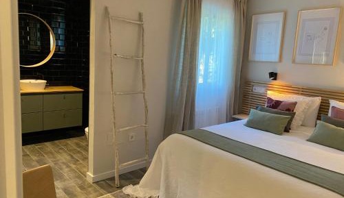 Deluxe Queen Suite