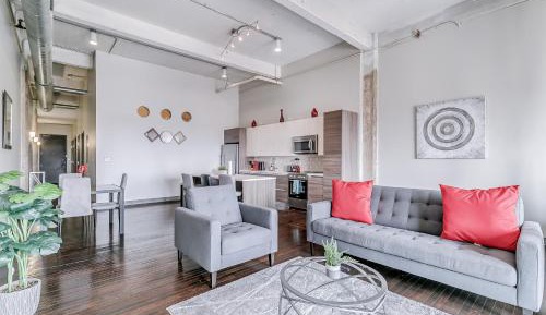 Modern 2BR Loft|Pool+Wifi+Desk+Valet