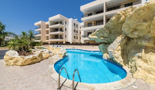 Apartment with Pool View 