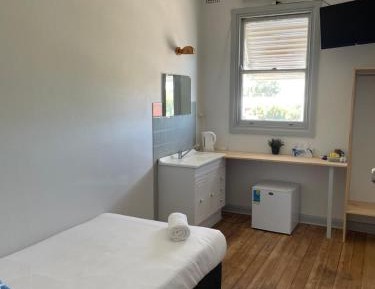 Budget Single Room with Shared Bathroom