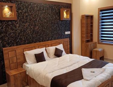 Deluxe Double Room (2 Adults + 1 Child)