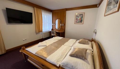 Deluxe King Suite