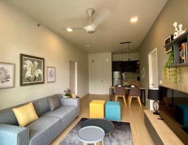 Apartment with Mountain View