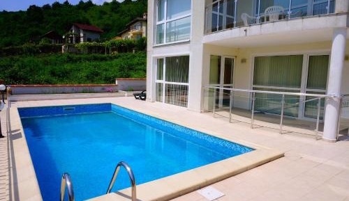 Apartment with Pool View 
