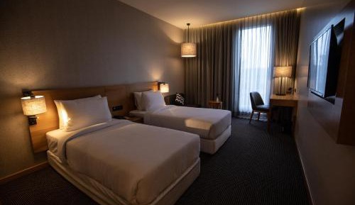 Superior Queen Room with 15% off on laundry and mini bar & 20% off on spa services