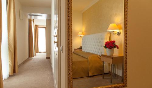 Triple Room with Terrace and Partial Lake View