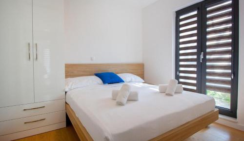 One-Bedroom Apartment with Balcony
