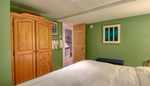 Queen Room with Shared Bathroom