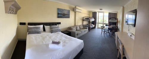 Lake Front King with Two Bunks