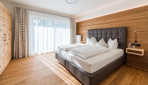 Deluxe Two-Bedroom Apartment with Two Bathrooms and South Balcony 