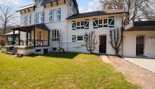 Ten-Bedroom Holiday Home