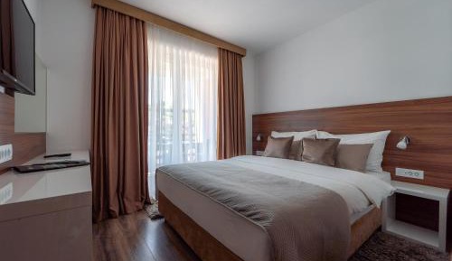 Deluxe King Suite with Two Bedrooms and a Terrace