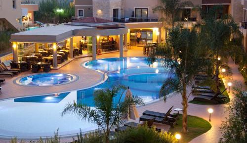 Apartment with Pool View 