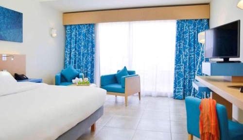 Standard Queen Room with Garden View
