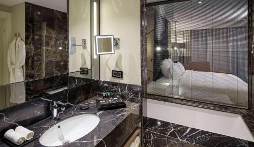 Deluxe Room with King Bed - City View