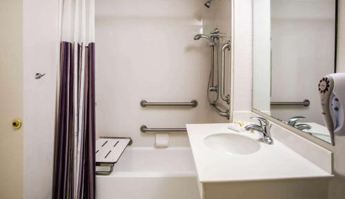 King Room with Bath Tub - Mobility Accessible/Non-Smoking