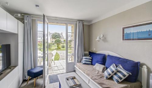 Select One-Bedroom Apartment (4 People)