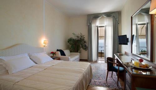Deluxe Double or Twin Room with Lake View