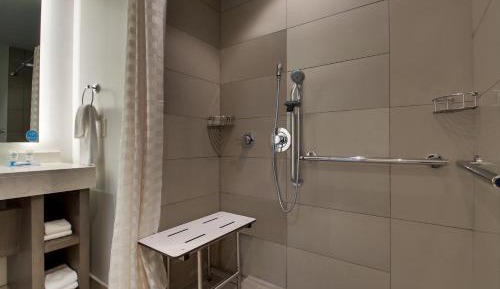 Den King Room with Roll-in Shower - Disability Access