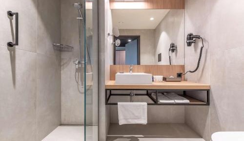 Standard Twin Room with Street or Airport View - Non-Smoking