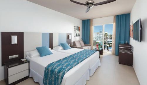 Deluxe Double Room with Side Sea View
