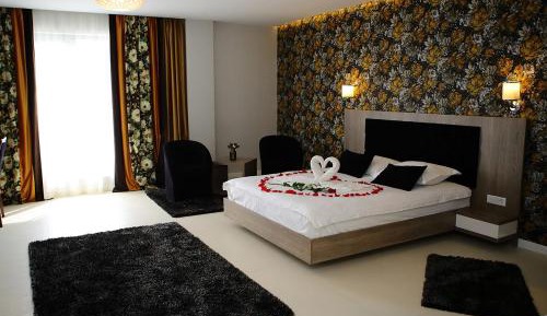 Queen Room with Spa Bath, balcony and pool view