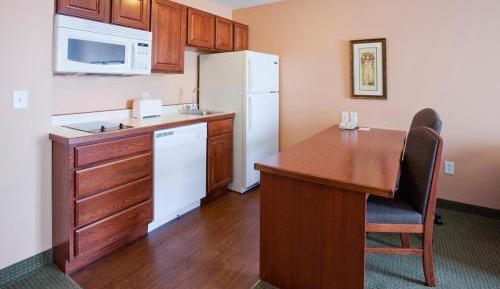 Deluxe Queen Suite